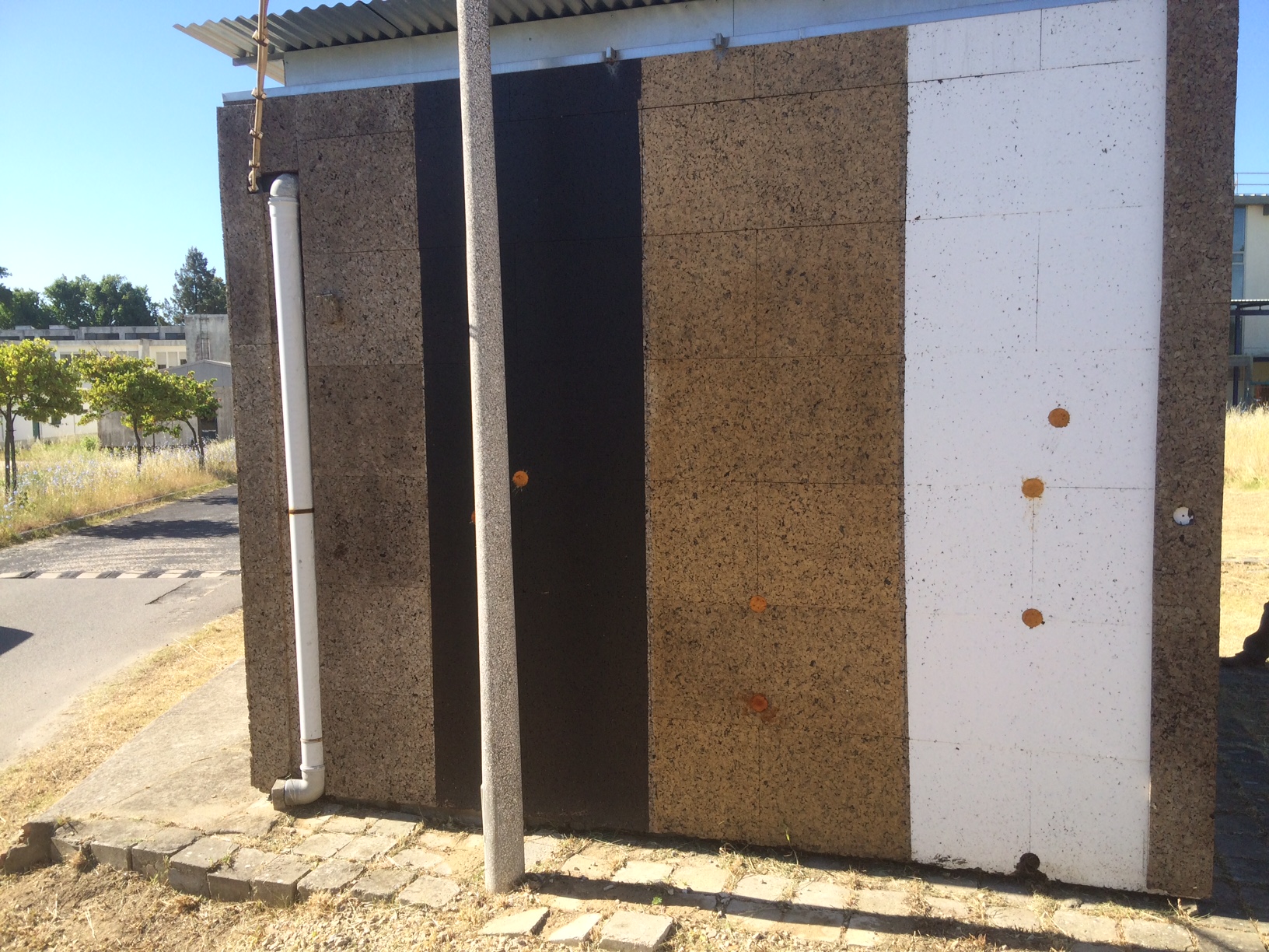 Test  au centre national de la construction  du Portugal sur le liège extérieur avec et sans peinture 