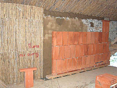 mur chauffant accompagné de terre paille